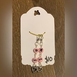 Right side (RS) and wrong side (WS) stitch marker set. For knitting and crochet.